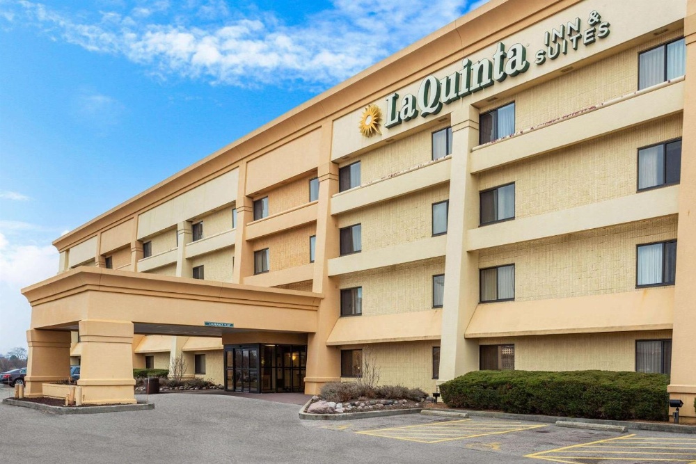 La Quinta Inn & Suites by Wyndham Chicago Gurnee Main image