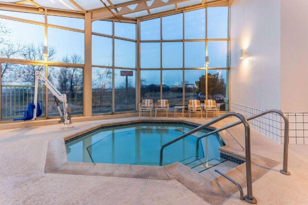 La Quinta Inn & Suites by Wyndham Chicago Gurnee image 12