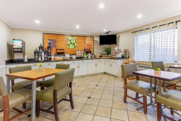 La Quinta Inn & Suites by Wyndham Chicago Gurnee image 28