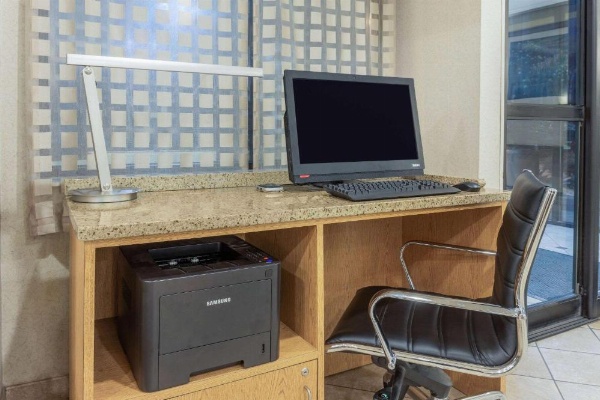 La Quinta Inn & Suites by Wyndham Chicago Gurnee image 29