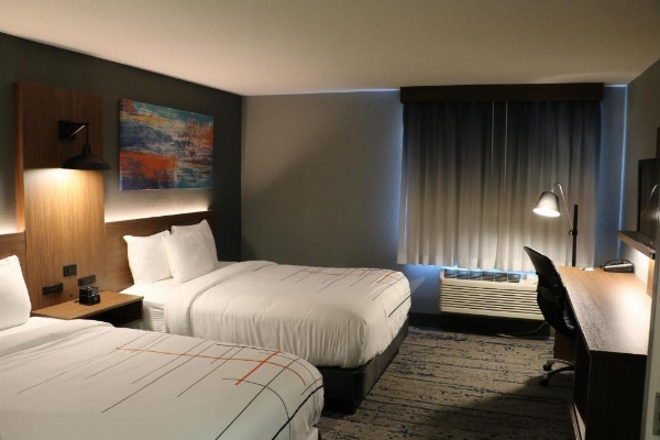 La Quinta Inn & Suites by Wyndham Chicago Gurnee image 30