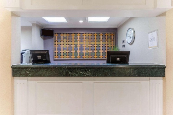 La Quinta Inn & Suites by Wyndham Chicago Gurnee image 8