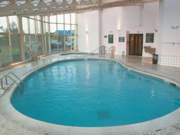 La Quinta Inn & Suites by Wyndham Chicago Gurnee image 9